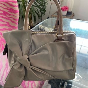 ♥️Valentino Garavani Patent Leather Bow Bag in Beige smaller top handle bag♥️